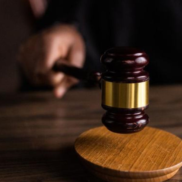 Símbolo da justiça com texto da Lei 14.133/21