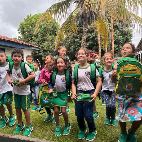 Crianças felizes usando tênis escolares
