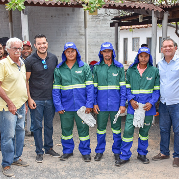 Servidor público utilizando bota de segurança