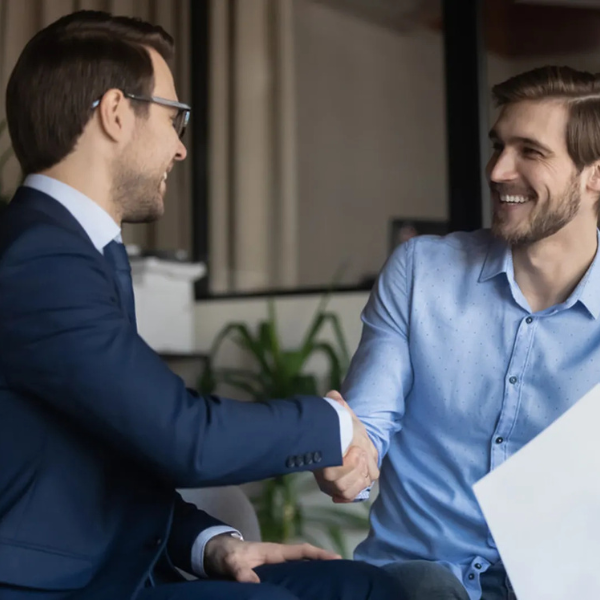 Cliente satisfeito recebendo suporte