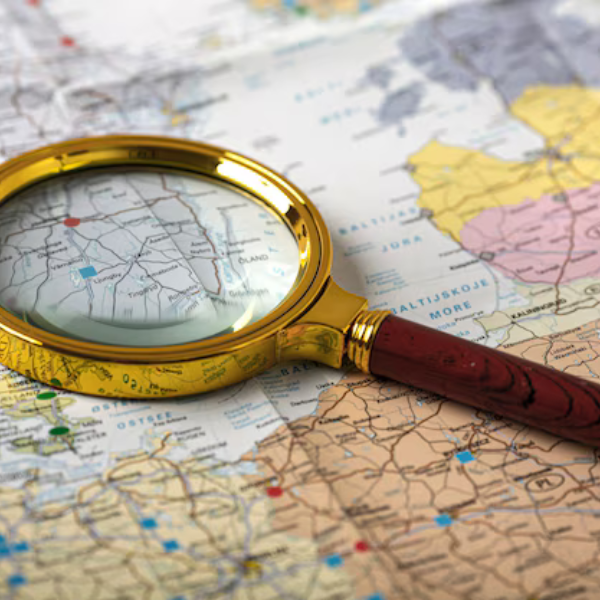 Lupa sobre um mapa ou lista de licitações